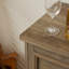 Buffet Farmhouse avec rangement, bar à vin avec supports amovibles et tiroirs pour la cuisine et la salle à manger