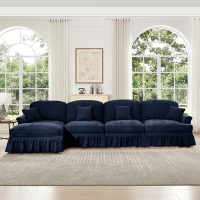 Canapé modulaire classique à trois places en forme de L avec accoudoirs évasés et volants amovibles, jupes plissées et pieds fuselés, canapé à quatre places en chenille confortable avec repose-pieds mobile