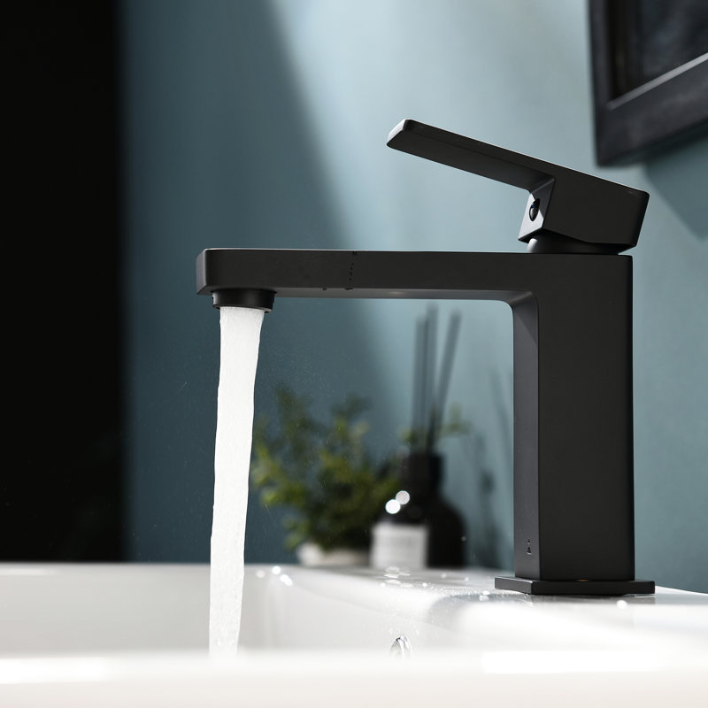 Robinet de lavabo noir dans la salle de bain - style contemporain, poignée simple, finition mate, forme moderne fixée au comptoir,