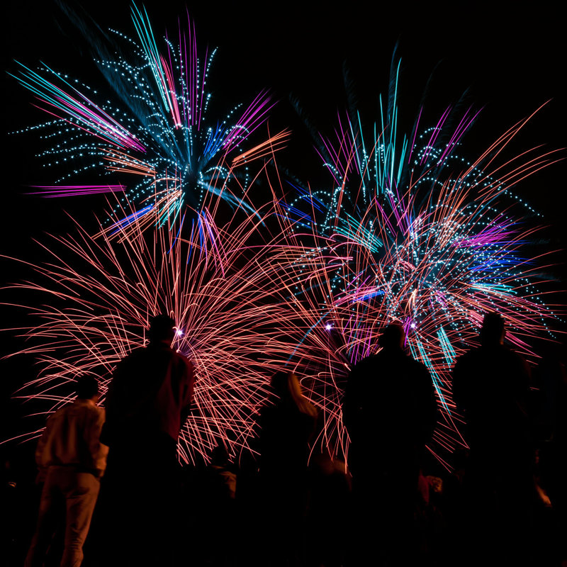 Gros feux d'artifice, H 12 po x l 12 po