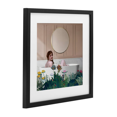 «Vintage Lady in Bath», reproduction encadrée sous verre, design par Seven Trees Design