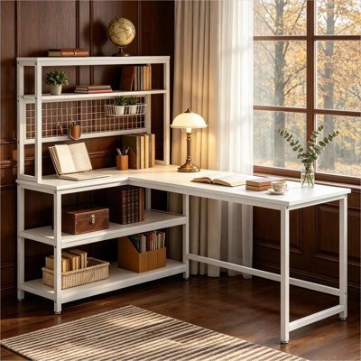 Bureau d'ordinateur en forme de L avec cinq tablettes et station de recharge sans fil intégrée, configuration réversible, bois d'ingénierie et acier, 140 cm (L) x 99 cm (l) x 150 cm (H)
