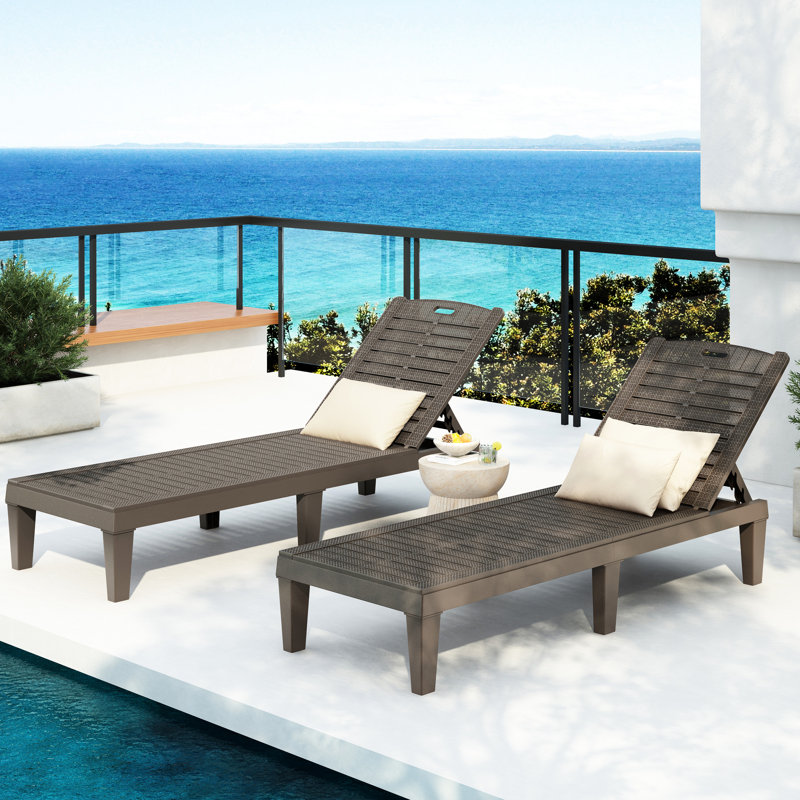 2 chaises longues d'extérieur de couleur brun, adaptées au bord de la piscine ou au balcon, réglables à 5 niveaux, avec une surface à lattes ventilées et un ensemble de terrasse de salon brun, conception ergonomique