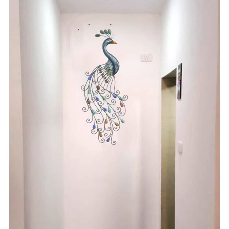Décoration murale en métal représentant un paon gracieux, idéale pour une entrée, une terrasse ou une salle à manger.