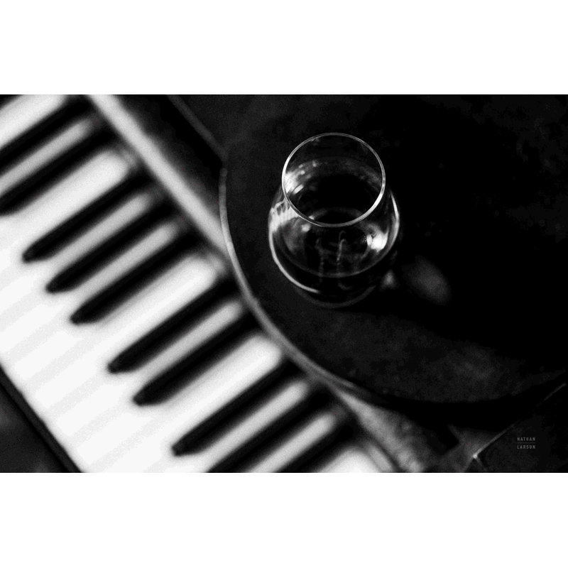 Noir et blanc - par Nathan Larson, photographie sur toile tendue, H 24 po x l 36 po
