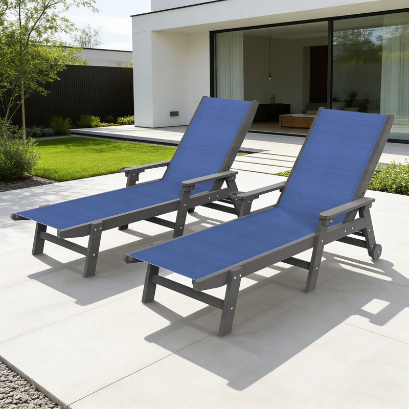 Ensemble de 2 chaises longues en PEHD et PVC-coated polyester avec accoudoirs, dossier réglable à 5 positions, roues, porte-gobelets cachés
