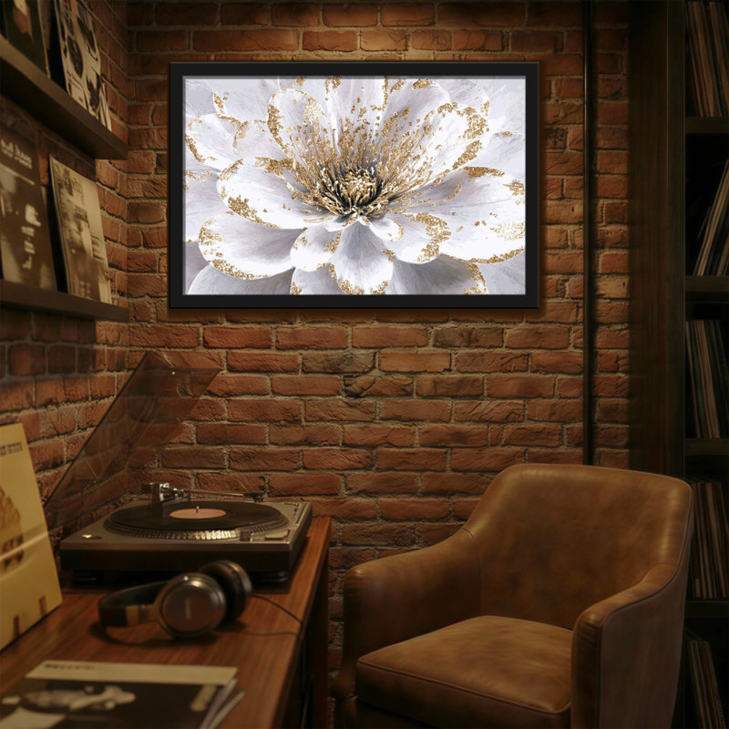 Plantes et fleurs fleur blanche avec des accents dorés, H 12 po x l 18 po