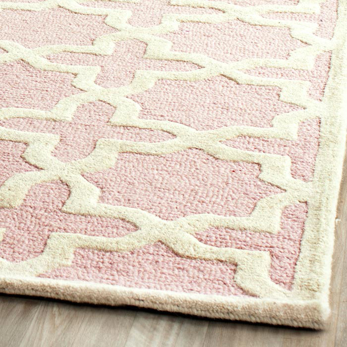 Tapis rose clair / ivoire en laine touffeté à la main à motif géométrique d'Igna