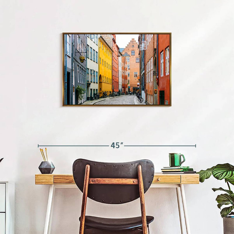 Rue à Copenhague, H 31 po x l 21 po, Cadre flottant doré