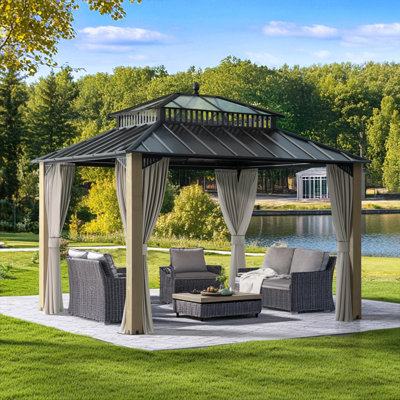 Pavillon de jardin à toit rigide en acier et toit rigide pour PC 12 x 10 pi avec rideau et filet SUNJoy Kingston - Poteaux en cèdre