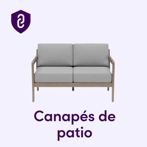Canapé de patio avec structure en bois et coussins gris.