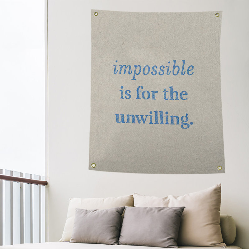 Tapisserie quote « impossible à écrire » en polyester, H 80 po x l 59 po, Blanc / Bleu