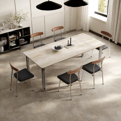Table et chaises de salle à manger avec pierres de grotte