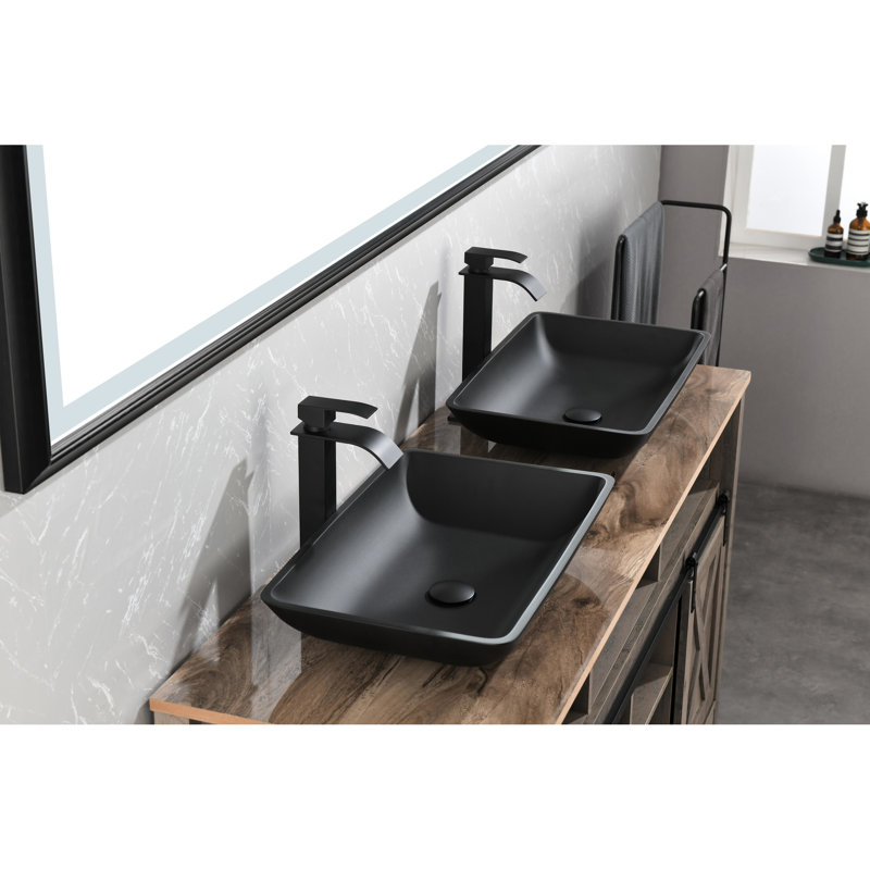 Lavabo de salle de bain avec robinet noir mat et surface - L 14,38 po x l 22,25 po, H 4-3 / 8 po Note: Ceci viole les instructions, mais est montré pour montrer une erreur.