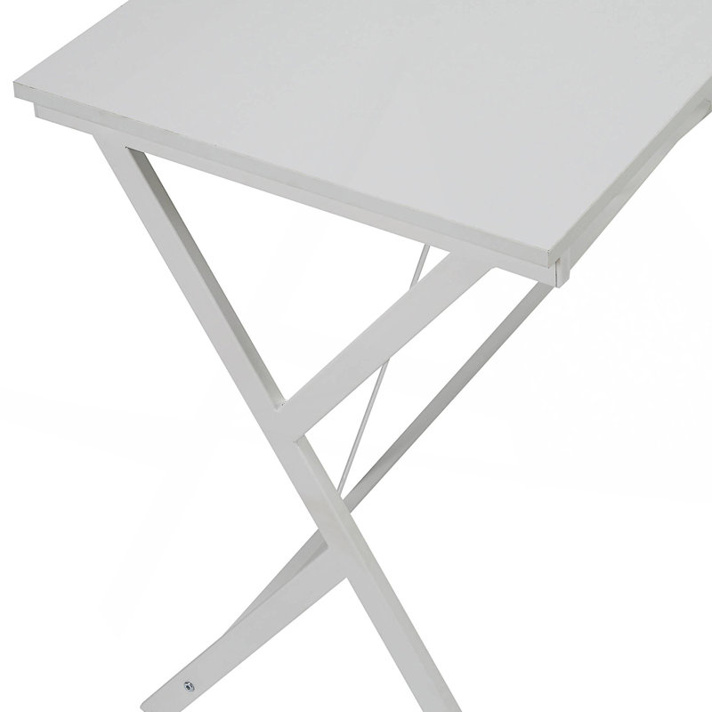 Bureau d'ordinateur en L blanc avec structure en métal robuste, surface spacieuse et support pour unité centrale mobile pour les espaces de travail compacts.
