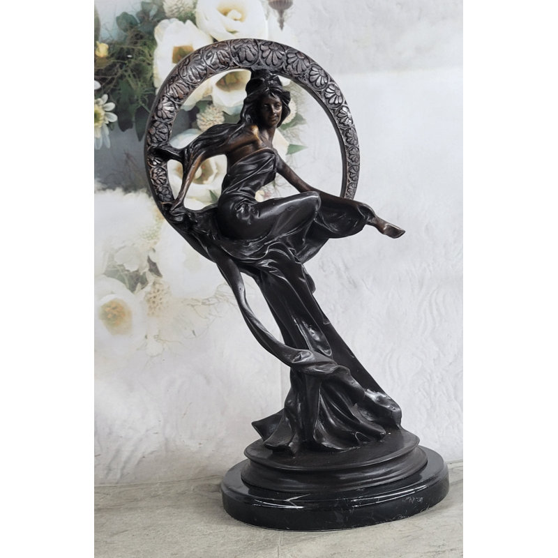 Sculpture Waights, fille assise sur la lune
