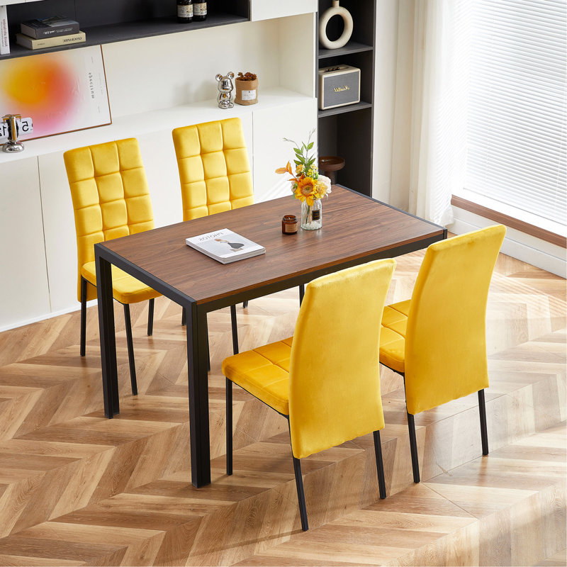 Chaise luxueuse en velours à haut dossier pour une expérience culinaire élégante, Jaune