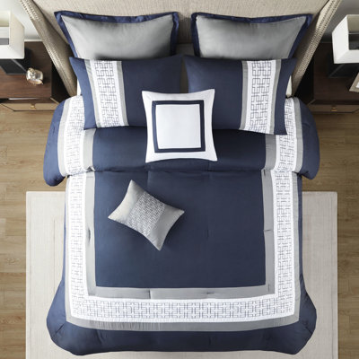 8 pièces - très grand lit, édredon bleu marine, accents brodés, motif de chambre à coucher