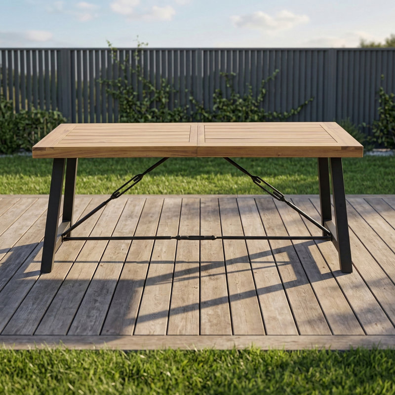 Table de salle à manger d'extérieur avec plateau en bois d'acacia et base en métal. Finition en teck.