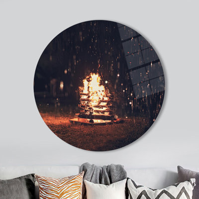 Un superbe art mural en verre représentant un paysage de nuit avec un feu de camp est un incontournable pour ceux qui aiment les décorations murales inspirées de la nature