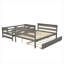 Lit superposé simple au-dessus d'un lit double avec lit gigogne en bois-395362882