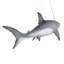 Statue de grand requin blanc au plafond