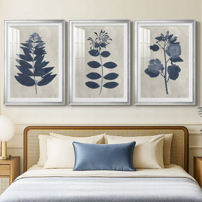 Fleurs bleu marine pressées IV - reproduction encadrée sur mesure de qualité supérieure mate - 3 pièces