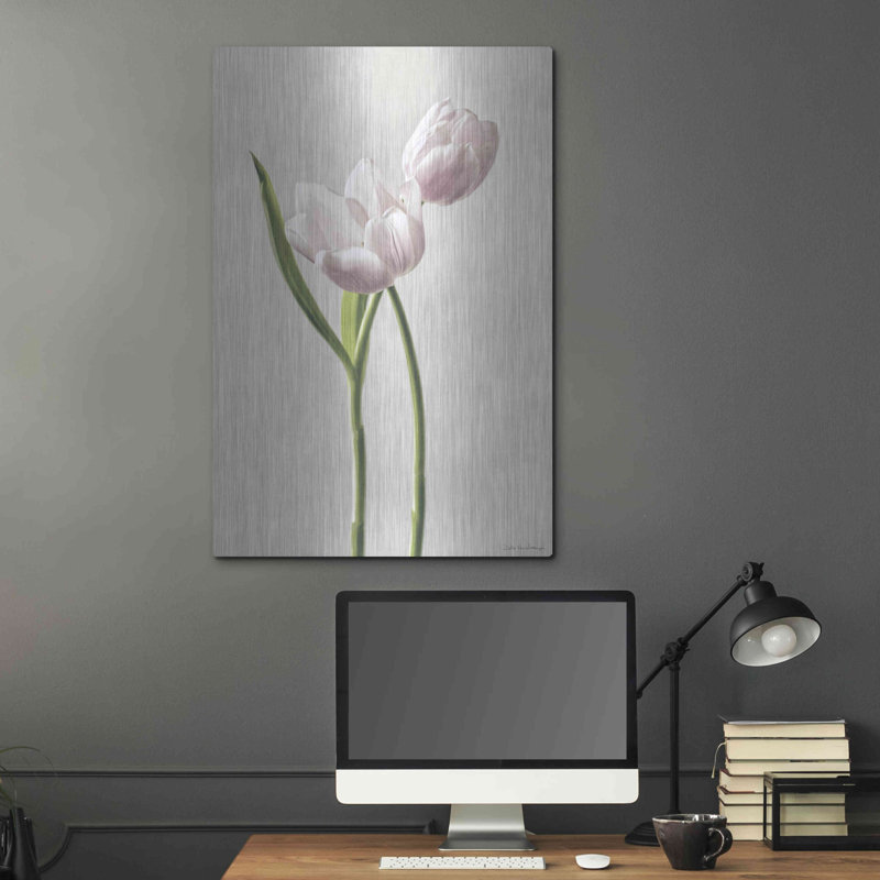 «Light Tulips III» par Debra Van Swearingen, H 36 po x l 24 po
