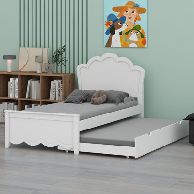 Lit plateforme en bois avec tête de lit