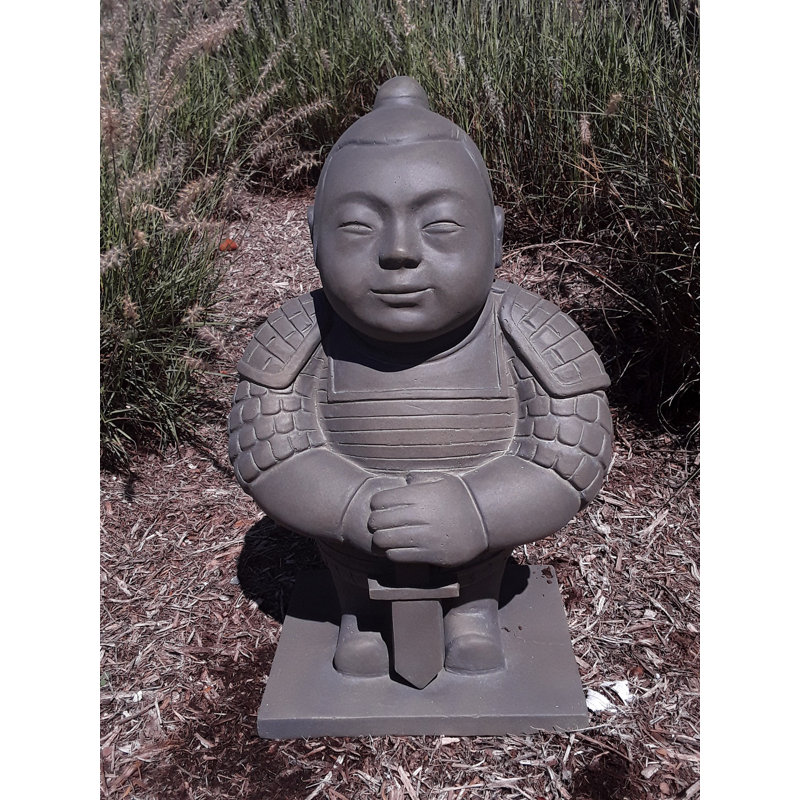 Statue planterra en béton avec une épée