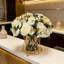 Bouquet de pivoines en soie dans un vase, arrangement de fleurs artificielles réalistes pour la décoration intérieure, centre de table avec cadre en métal et vase en verre