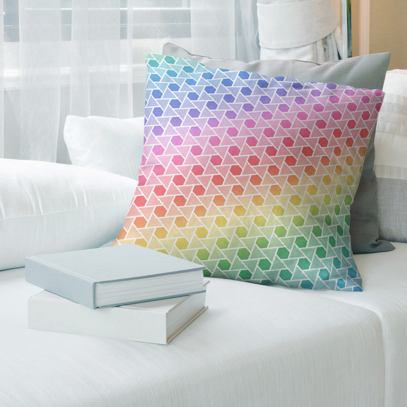 Housse de coussin Rainbow Hexagons and Triangles, 14 po x 14 po, Duvet synthétique, Arc-en-ciel
