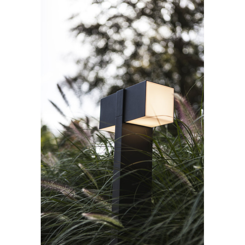 Vachagan Frosted Lamp Post (Full)