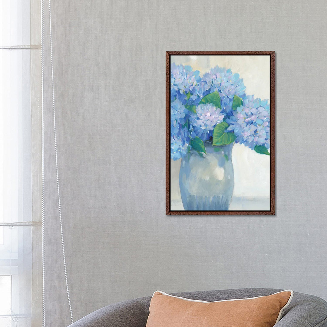 Blaue Hortensien in der Vase I von Tim OToole - Galerie-umwickelte Leinwand Giclée auf Leinwand