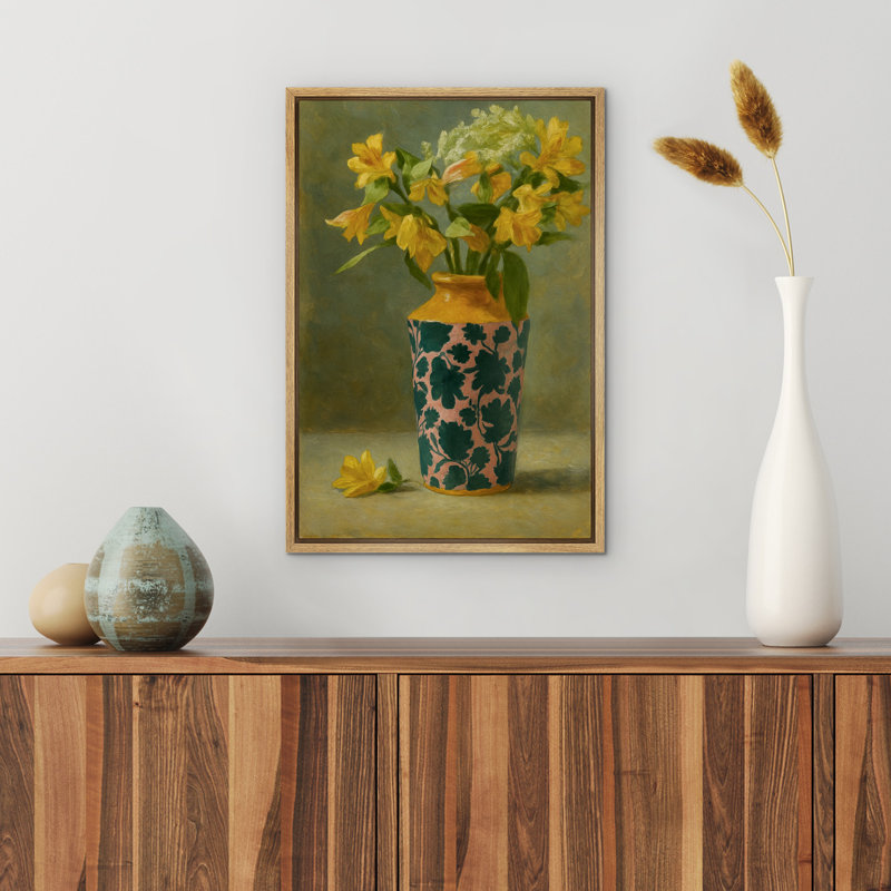 Fleurs jaunes dans un vase à motif, art mural encadré - Nature morte classique, peinture botanique pour salle à manger ou salon - Élégant décor rétro