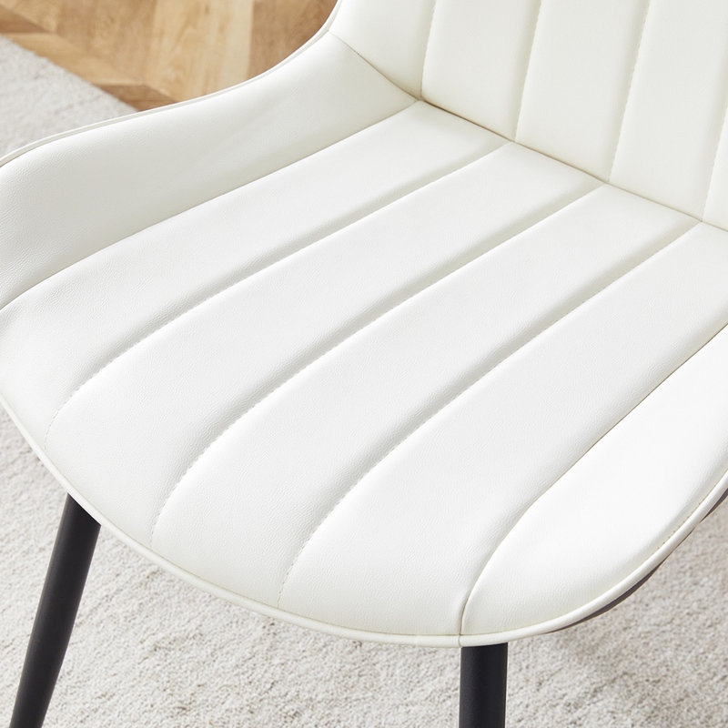 Ensemble de table et de chaises. Ensemble de table de salle à manger en panneau de fibres à densité moyenne à motif de marbre noir - 63 po x 35,4 po avec 4 chaises de salle à manger en polyuréthane et 1 banc, un choix de luxe subtil pour les maisons modernes