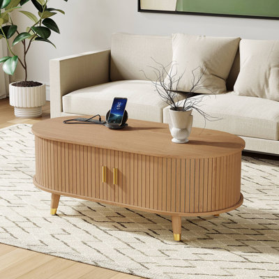 Table basse ovale cannelée en bois de 42,5 po avec station de charge, table centrale de style Mid-Century avec porte tambour coulissante, table de cocktail de style campagnard pour le salon, naturel / teck