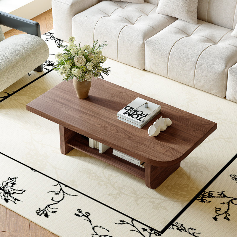 Table basse à finition grain de bois noyer avec tablette de rangement inférieure