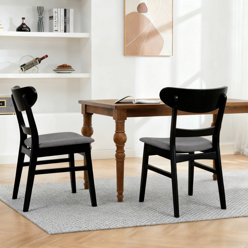 Chaise de salle à manger de style Mid-Century moderne avec assise rembourrée et structure en bois d'hévéa massif pour un confort élégant.