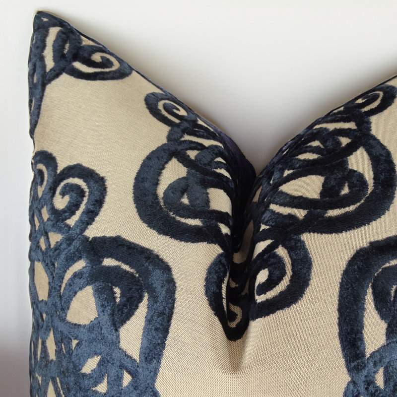 Coussin décoratif en velours bleu marine Thomas Collection®, Carré 20 po
