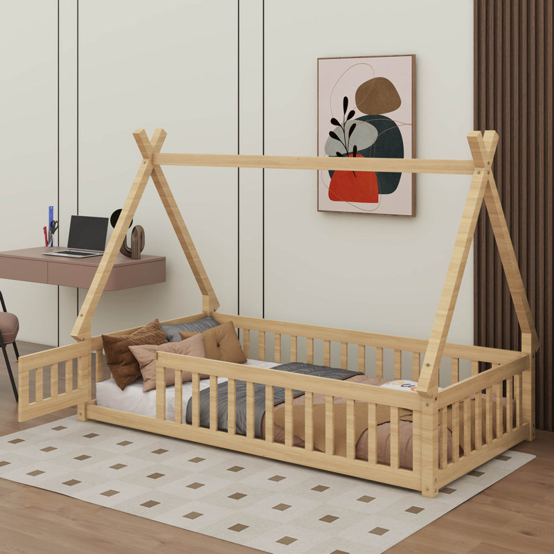 Lit simple à profil bas de style Montessori avec clôture et entrée de porte, Naturel