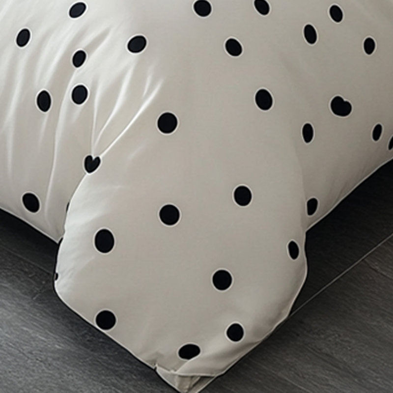 Couette simple à pois noirs et blancs