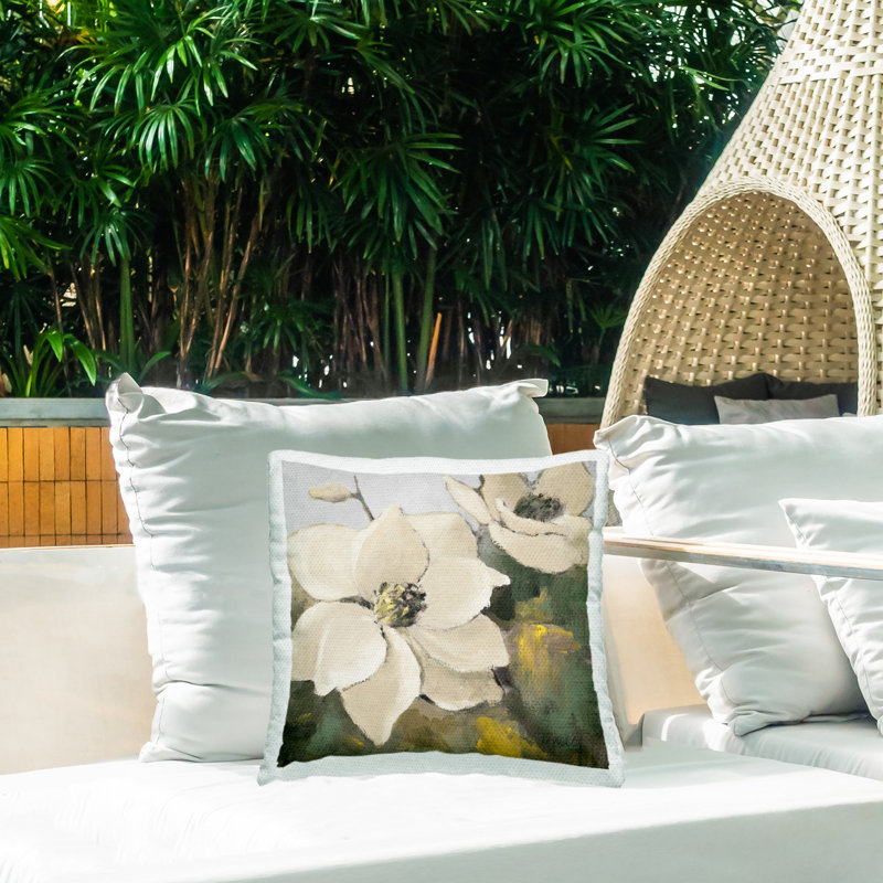 Coussin décoratif imprimé deux fleurs de magnolia par Lanie Loreth