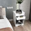 Table de chevet blanche avec 2 tiroirs et rangement ouvert, poignées dorées, design contemporain pour chambre à coucher avec tablette, look moderne