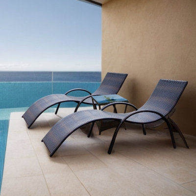 Ensemble de chaises longues d'extérieur avec chaises longues