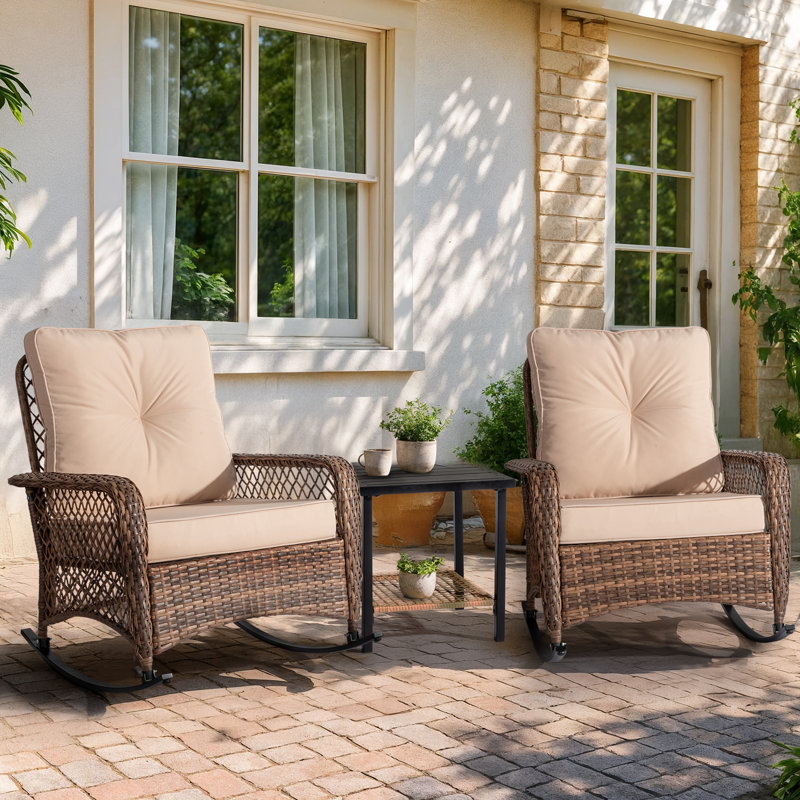 Chaise berçante d'extérieur en rotin avec coussin, Coussin beige / structure brune