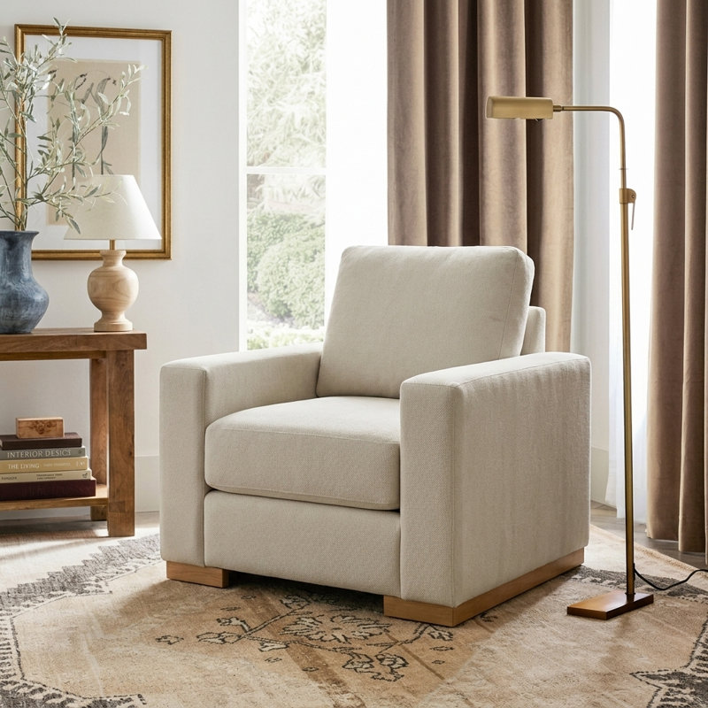 Fauteuil d'appoint moderne Haven avec accoudoirs carrés et base en bois d'hévéa, idéal pour le salon et le coin lecture.