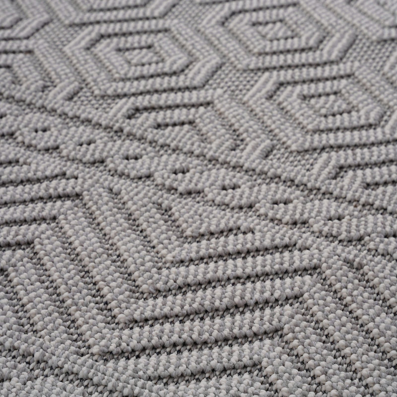 White /Geometric Indoor/Outdoor Area Rug, Rectangle 4' x 6'2"
