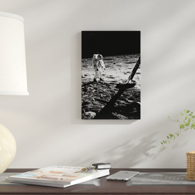 « 1960 astronaute, un bourdonnement dans l’espace qui marche sur la lune près du module lunaire apollo 11 juillet 20, 1969 », reproduction de photo sur toile tendue