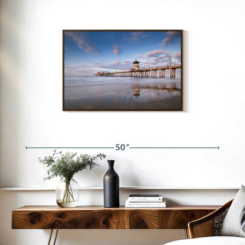 Coastal Huntington Pier, Cadre flottant en noyer, 31 po x 21 po